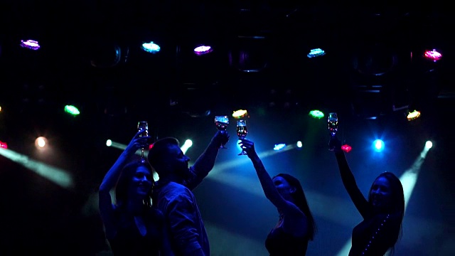 年轻人拿着香槟在夜总会跳舞。视频下载