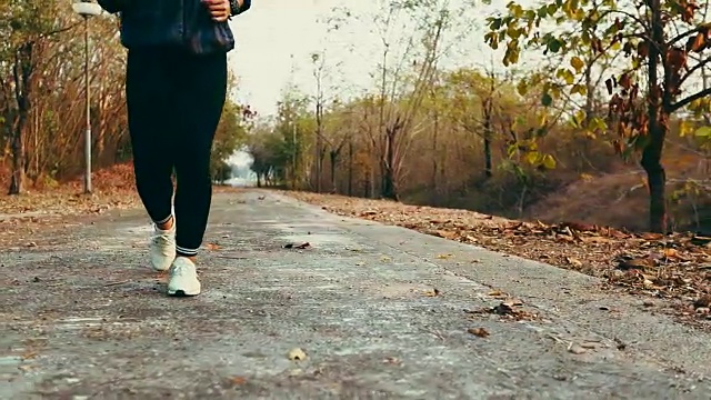 女人在公园慢跑，概念练习，慢动作视频素材