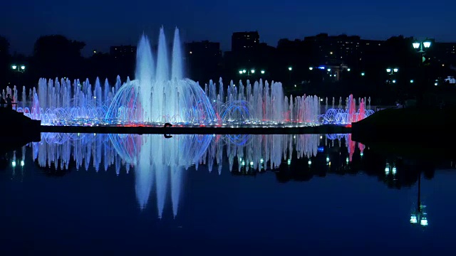 喷泉的夜景。视频下载
