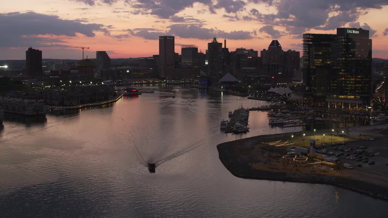 日落时分，乘飞机从内港飞往巴尔的摩市中心。视频下载