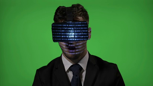 一个电脑程序员的近距离男子穿着西装编码在绿色屏幕上的vr增强现实眼镜视频下载