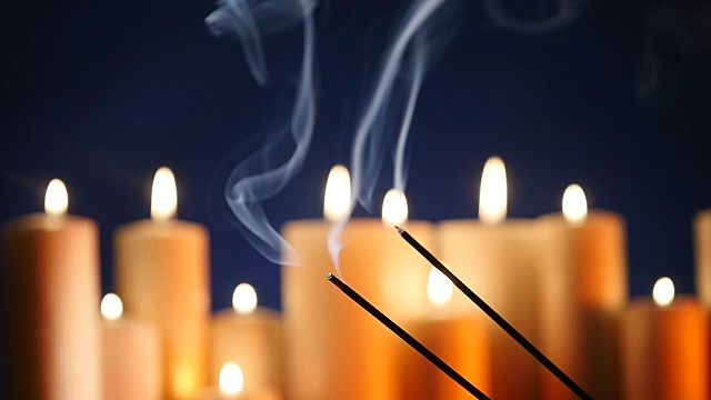 炎症的香气棒上的背景燃烧蜡烛视频素材