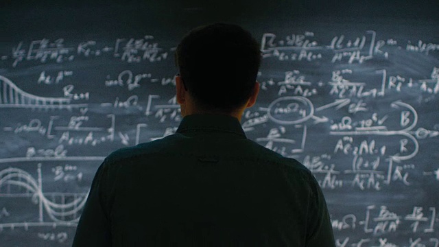 黑板上寫著復雜的數學公式，開始思考解決方案。視頻素材