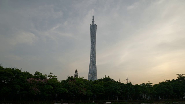 日落时分广州市著名的广州塔顶前慢镜头全景4k中国视频下载