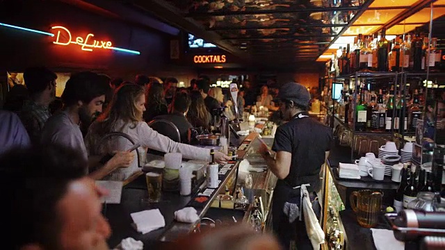 调酒师在酒吧-镜天花板-旧金山服务视频下载