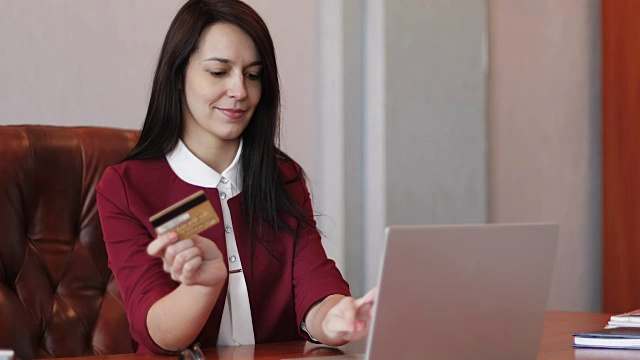 一位女商人在网上用信用卡支付。视频素材