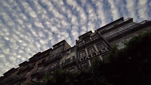 黄昏时分，葡萄牙波尔图上空的云朵视频素材