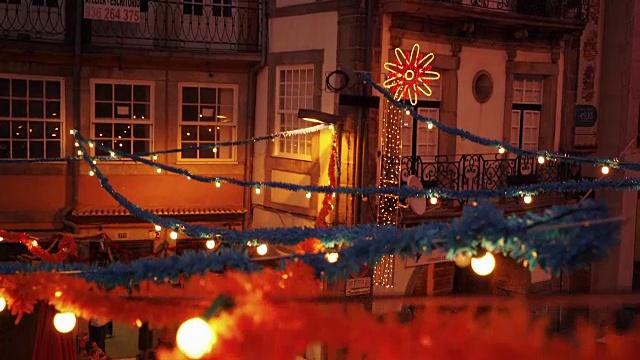 黄昏时分，葡萄牙波尔图房屋上的节日装饰视频素材