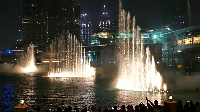 迪拜，迪拜市中心哈利法塔和迪拜购物中心附近的跳舞喷泉视频下载