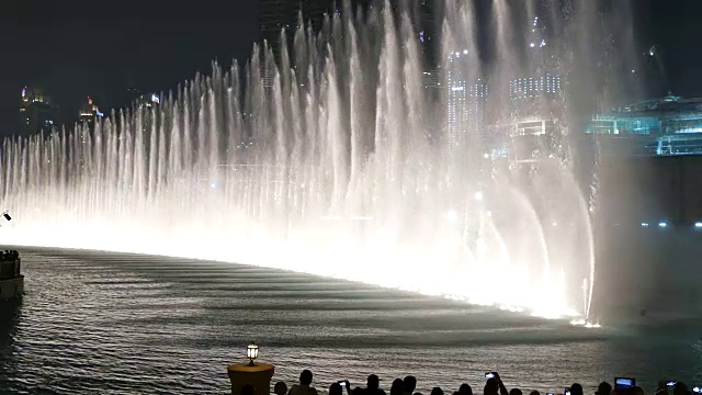 迪拜市中心的迪拜塔和迪拜购物中心附近的迪拜舞蹈喷泉。视频下载