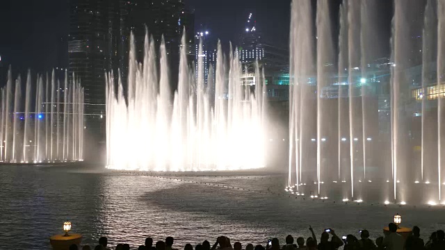 迪拜市中心哈利法塔和迪拜购物中心附近的跳舞喷泉。视频下载