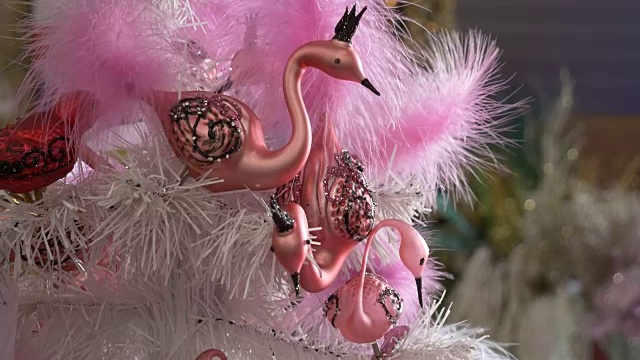美丽的装饰圣诞树与粉红色的孔雀的装饰品。视频下载