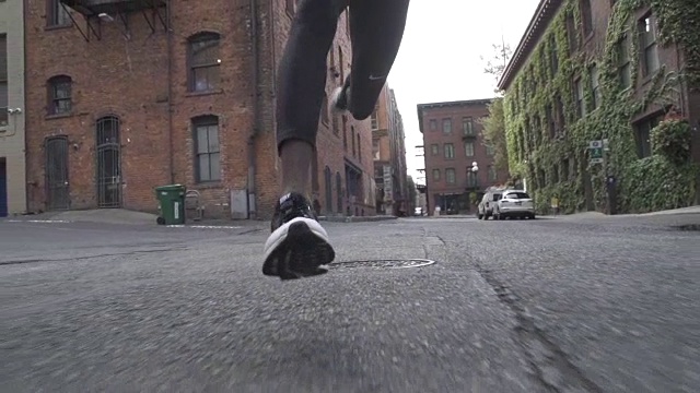 运动员在市区跑步视频素材