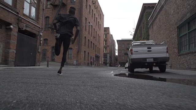 运动员在市区跑步视频素材