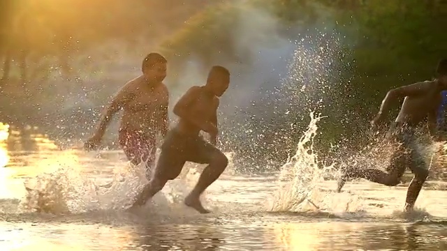 孩子们在河里捉鸭子。视频下载