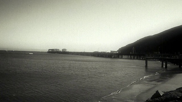 宽镜头复古风格的海滩场景与码头视频下载