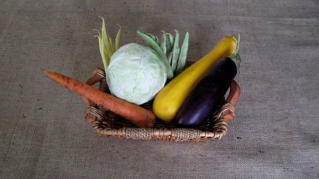 新鲜的农民菜园蔬菜出现在餐桌上。前视图。定格动画视频下载