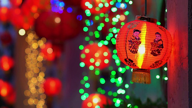 中国农历新年的灯笼在唐人街，祝福文字意味着有财富和幸福视频下载