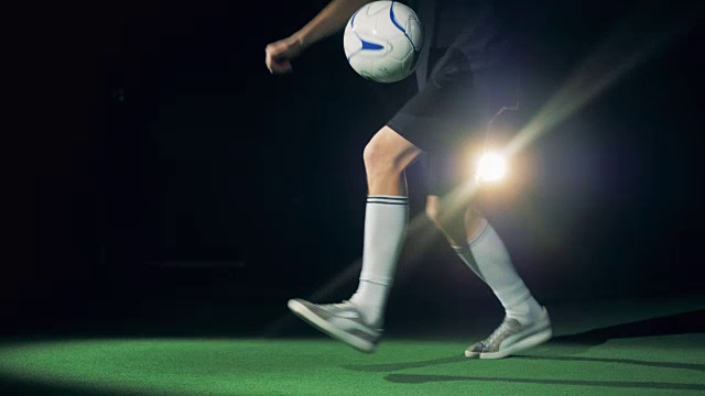 足球运动员的脚在运球。视频购买