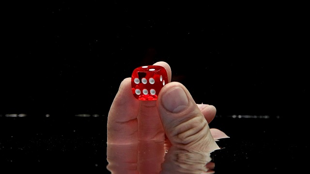那只手握着水下的红色骰子然后消失了，特写镜头视频下载