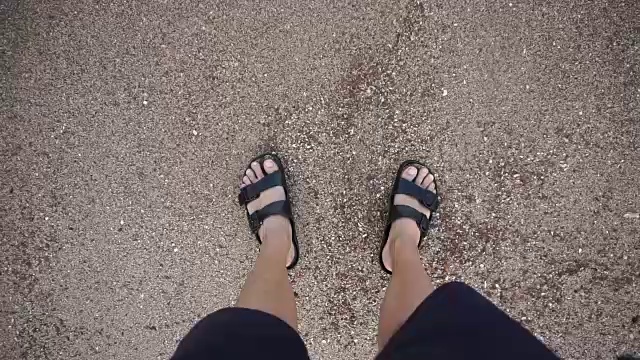 海浪冲刷着海滩上的脚视频下载
