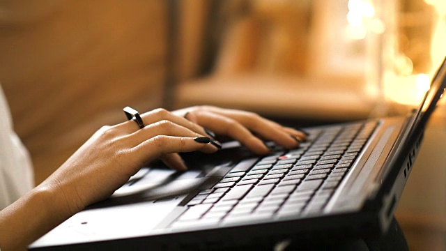 特写的泰国妇女的手是工作与设计过程中使用电脑笔记本在她的卧室-工作在家里与小企业视频下载