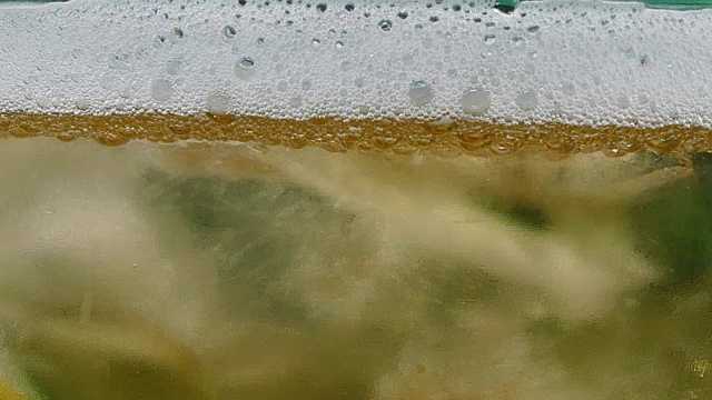 冰镇淡啤酒在玻璃杯中与水滴。精酿啤酒近距离。视频下载