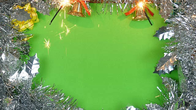 圣诞快乐在中央定位燃烧的火花漂浮在空中的绿色屏幕背景视频下载