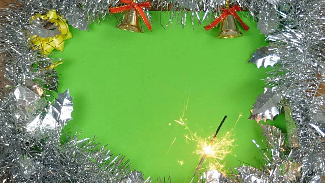 中央定位燃烧的火花漂浮在空气中的绿色屏幕背景视频下载