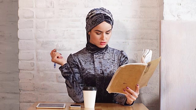 穆斯林女商人在咖啡馆工作文件视频下载