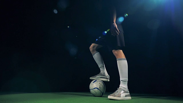 职业足球运动员正在用脚跟抛球并拿球。视频下载