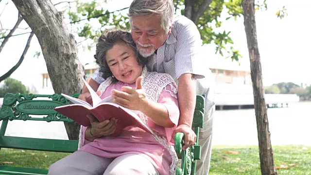 正面:老丈夫照顾他的妻子，而她正在读书视频下载