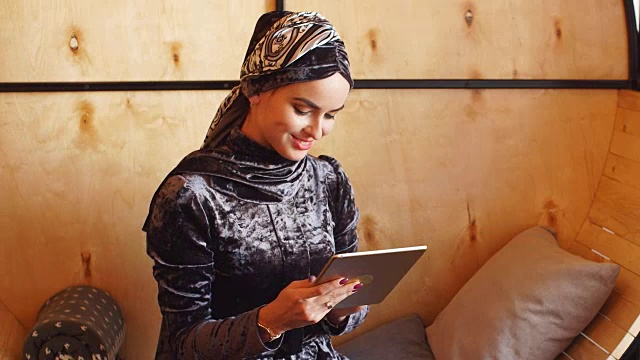 穆斯林女商人在咖啡馆里用平板电脑工作视频素材