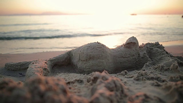沙滩上用沙子做成的美人鱼。雕塑家和他的行为视频下载