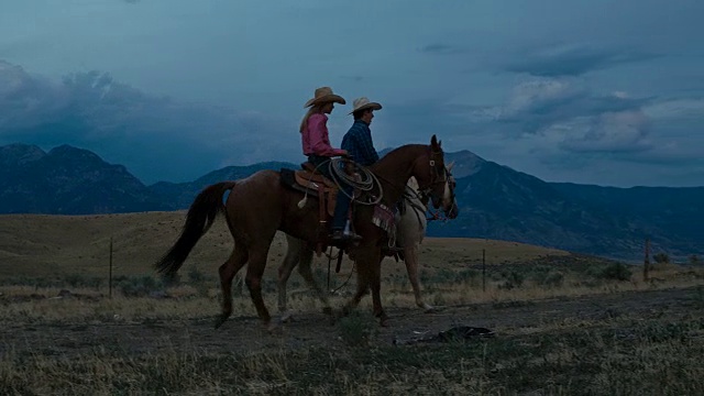两个朋友在犹他州晚上骑马的实时视频视频下载