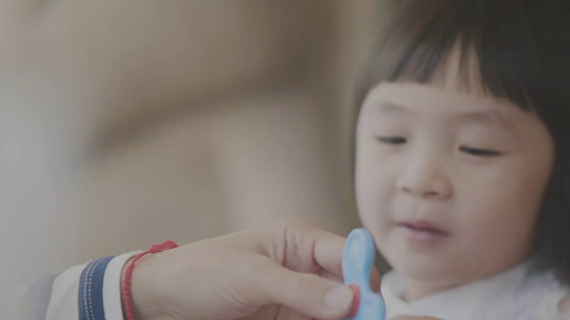 亚洲小女孩的积极情绪肖像视频素材