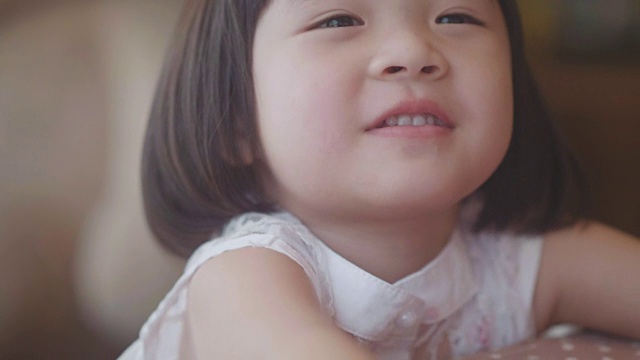 亚洲小女孩的积极情绪肖像视频素材