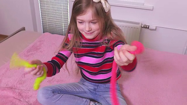 快乐的女孩和彩色的黏液视频下载