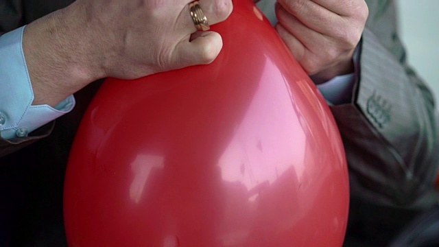 男人在系红气球视频下载