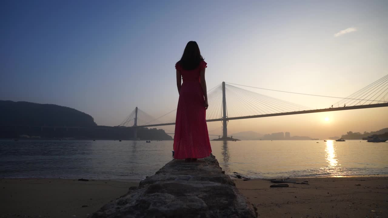 宽，女子在中国的桥上看日落视频下载