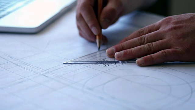 建筑师使用电脑和图形工具制作平面图视频素材