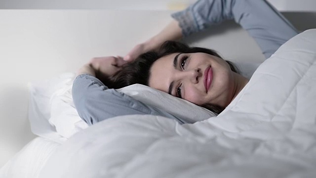 一个女人在床上醒来视频购买