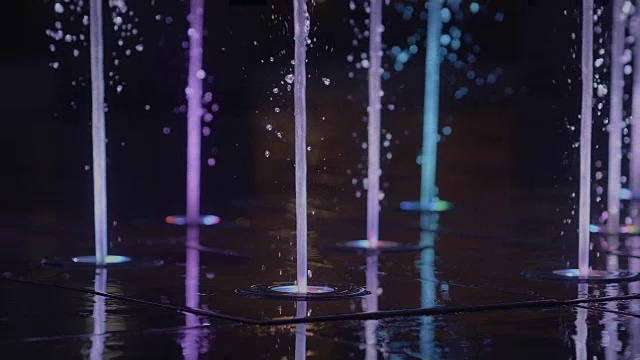 喷泉照明和水吹在慢动作视频下载