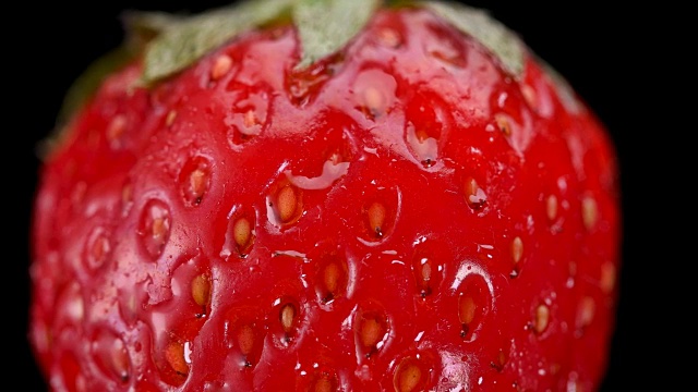 熟透多汁的草莓慢慢旋转，特写视频下载