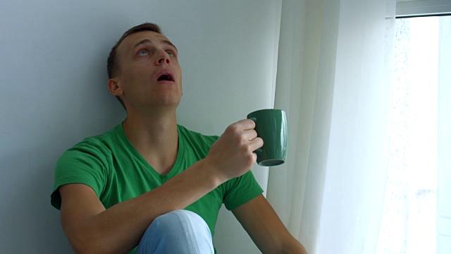 沉思的男人喝茶的肖像视频素材