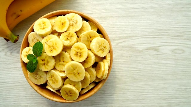 生的黄色香蕉片在木碗视频素材