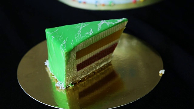 特写一小块慕斯绿色蛋糕视频下载