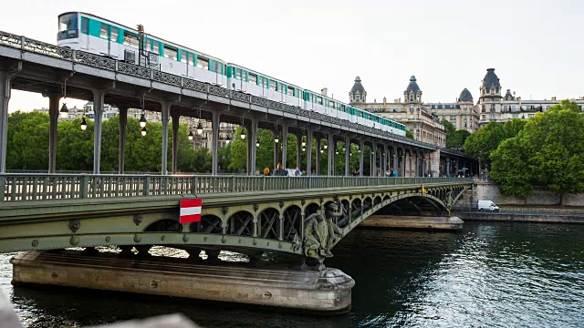 巴黎塞纳河上的比尔-哈基姆大桥视频素材
