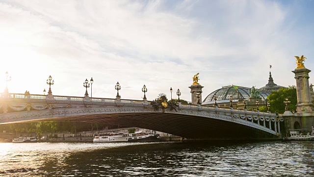 塞纳河上的亚历山大三世桥，背景是大皇宫视频素材