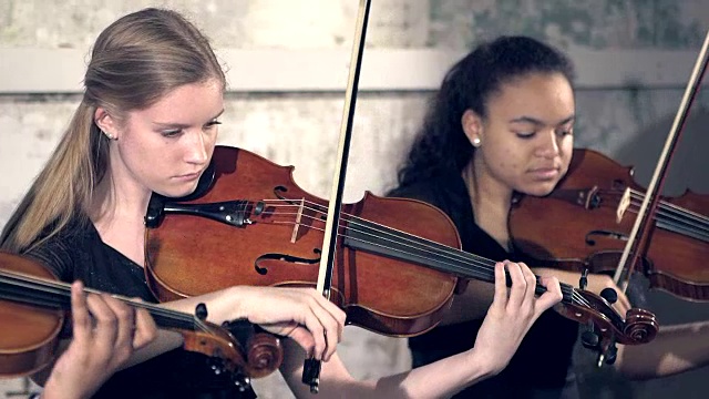 三位青少年小提琴手表演视频素材